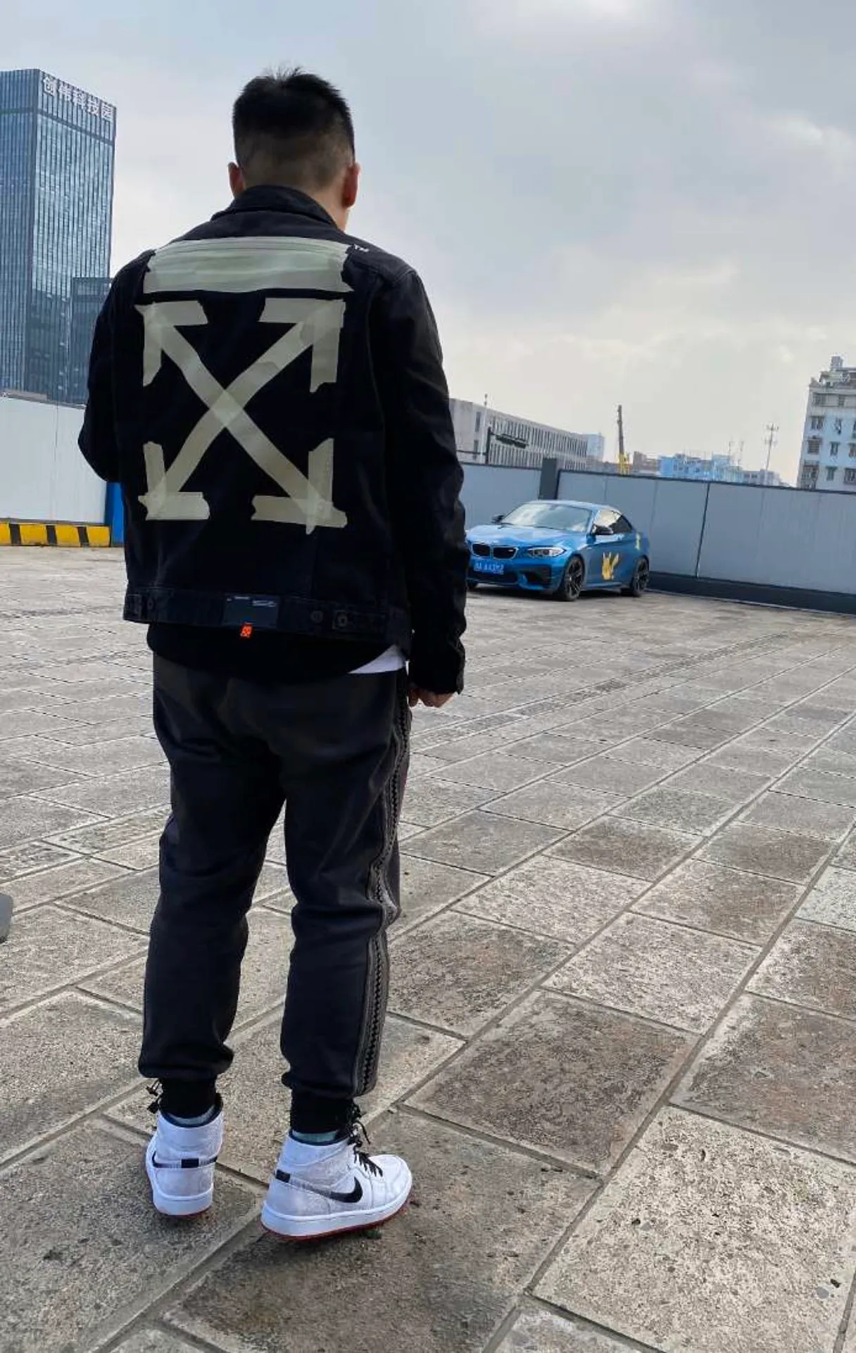 ♻️💯Upper body reference model picture❤️ The top tested version OFF WHITE classic tape patch arrow OW men's and women's black denim jackets and jackets. The heat transfer process used in the printing will not be introduced in detail. Everyone who has bought my tape series knows the quality. With anti-counterfeiting technology on the back, this is a truly over-the-top off-white yellow tape denim jacket with a distinctive signature and unique high street style! The stylized design is printed on a classic frame, and a layer of foundation-colored colloid with a graffiti effect is superimposed on the printing. It is visually very consistent with the theme, as if a layer of tape has been pasted, and the design is brilliant! Heavy black denim is more tough and retro, with heavy processing of the main elements and a micro-profile version that can be worn by both men and women! Street inkjet arrows, the arrow symbols on the signboard on the back are given different shapes due to different city restrictions. Surrounding the more street-style inkjet elements, the big arrow on the back and the frequent OFF circle graffiti in autumn and winter, the inkjet visual sense of street graffiti is everywhere! Full set of customized accessories Size chart